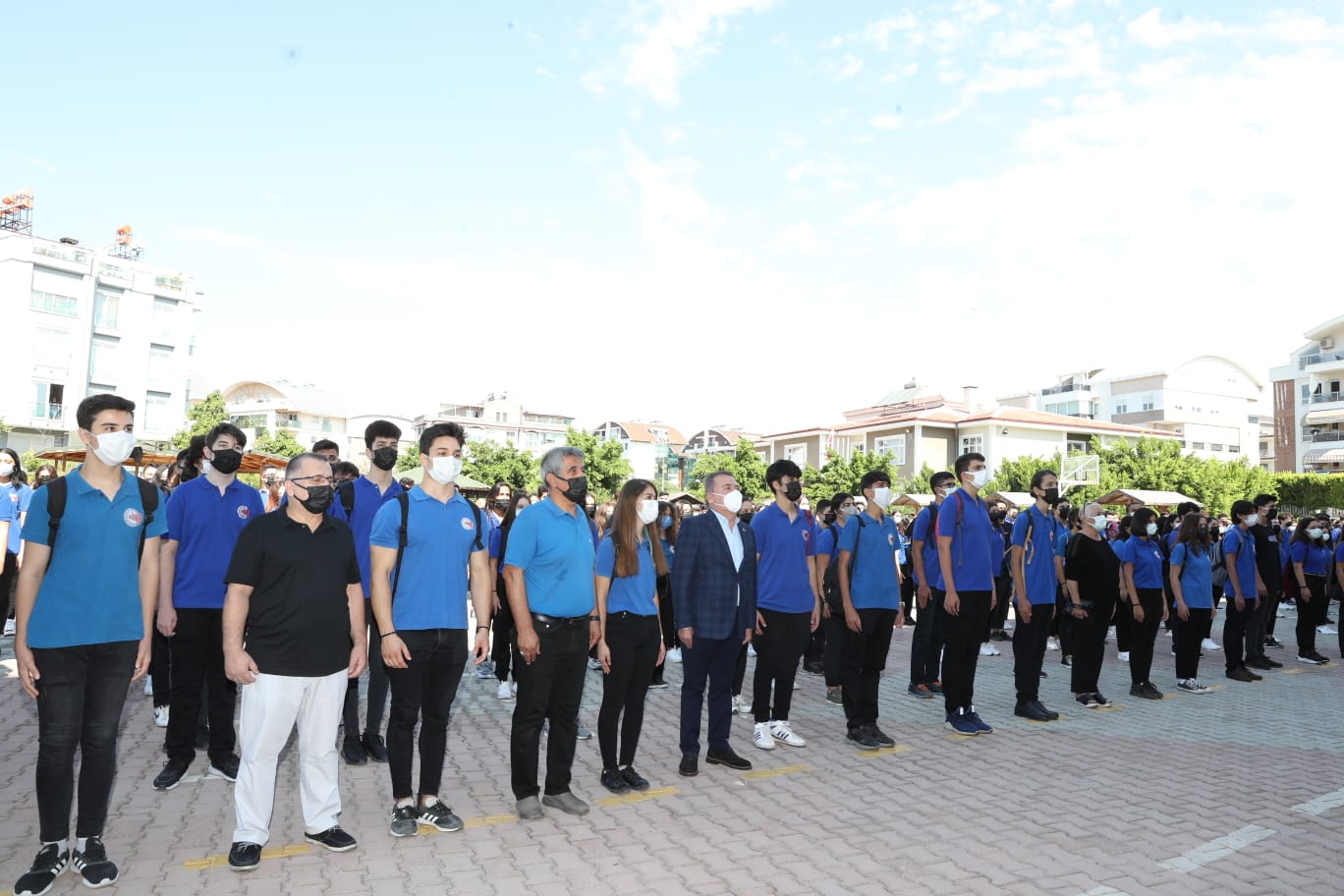 Başkan Böcek yeni eğitim öğretim yılının açılışını yaptı Dereceye giren öğrencilere altın taktı