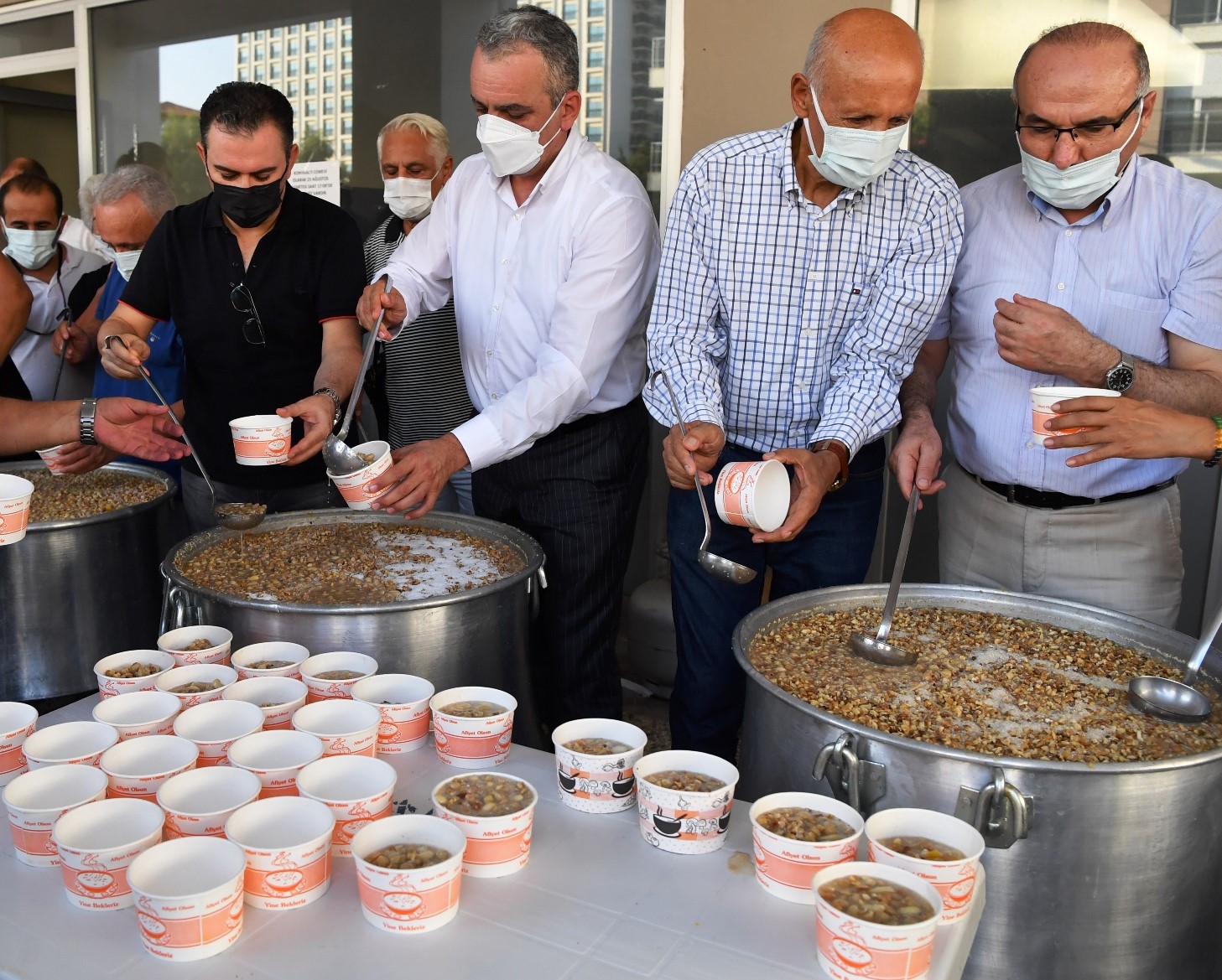 Başkan Esen’den aşure ikramı