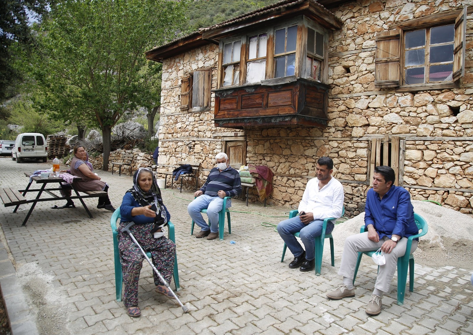 Başkan Genç, kısıtlamada köyler bölgesi olarak bilinen uzak mahalleleri ziyaret etti