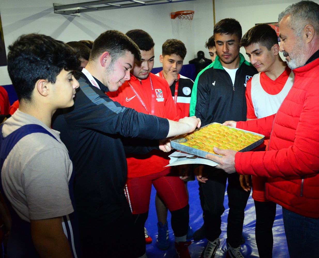 BAŞKAN SÖZEN’DEN GENÇ GÜREŞÇİLERE BAKLAVALI MOTİVASYON