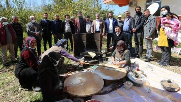 Başkan Tütüncü , Ünsal mahallesi sakinleriyle gözleme pişirdi.