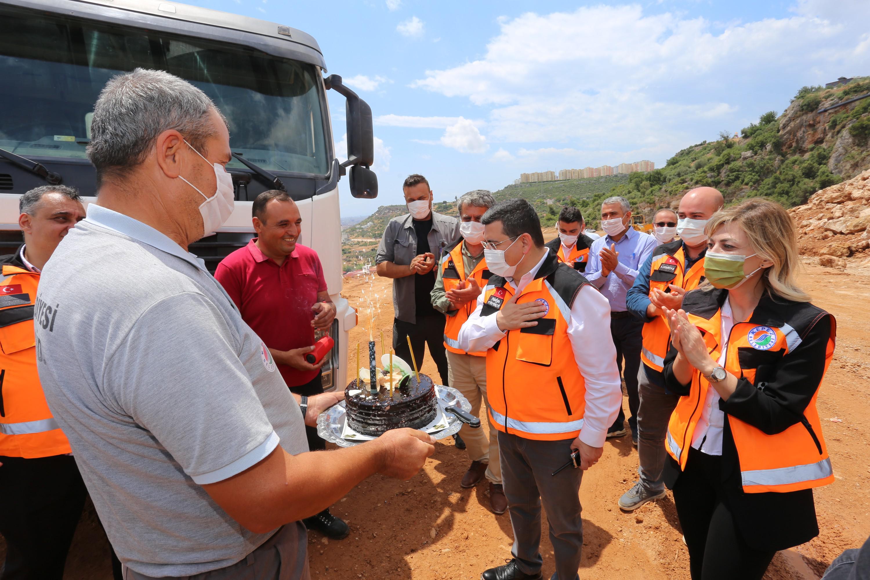 Başkan Tütüncü’ye, belediye işçilerinden doğum günü sürprizi