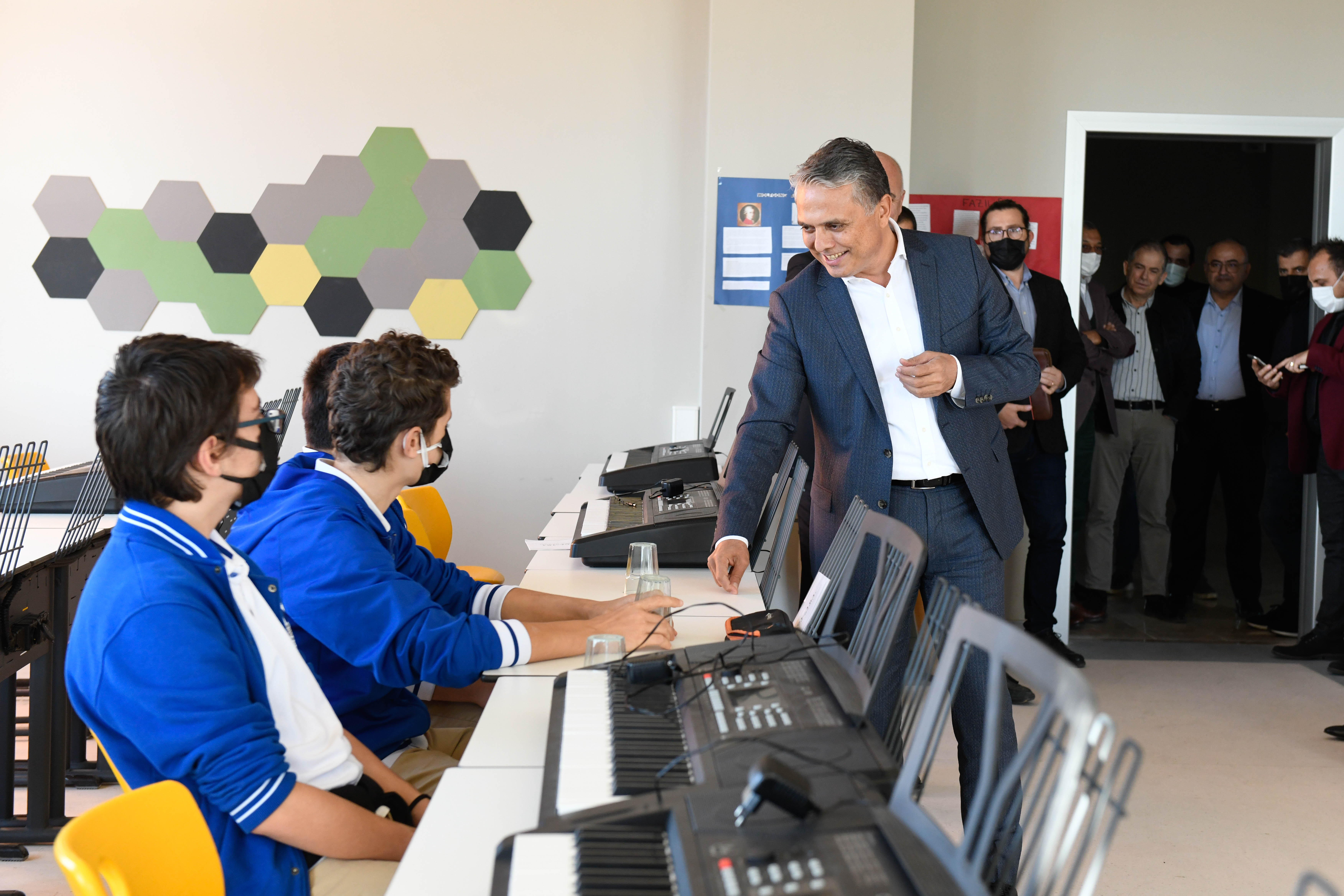 Başkan Uysal, Antalya OSB Teknik Koleji’ni gezdi