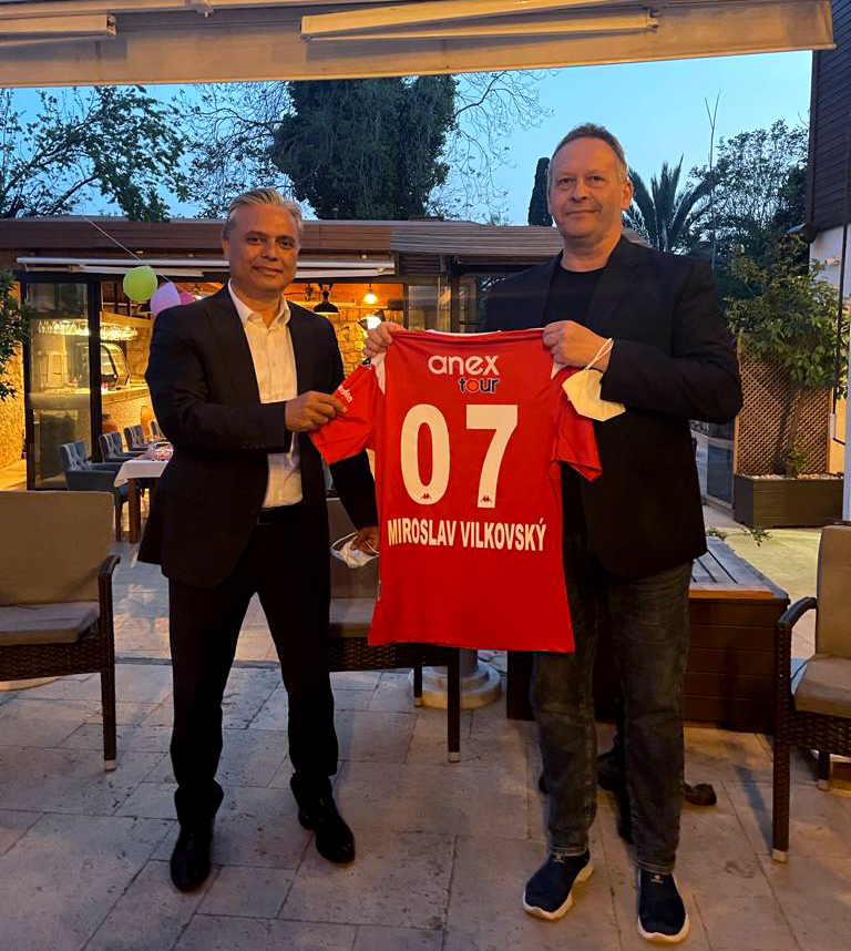 Başkan Uysal, Antalyaspor forması hediye etti 