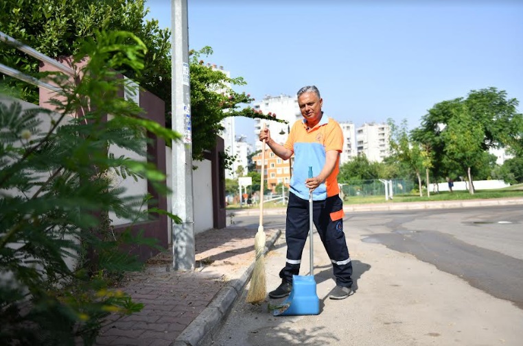 BAŞKAN UYSAL, EMPATİ GÜNÜ’NDE SOKAKLARI SÜPÜRDÜ