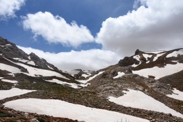 Batı Toroslar'ın en yüksek ikinci tepesi olan Akdağ'da ise eriyen karlar seyri doyumsuz güzellik oluşturdu.