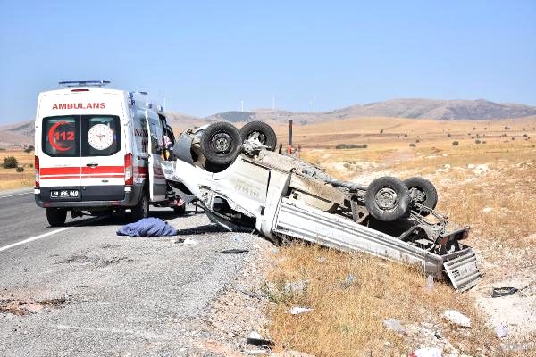 Beyaz eşya yüklü kamyonet takla attı: 1 ölü, 1 yaralı