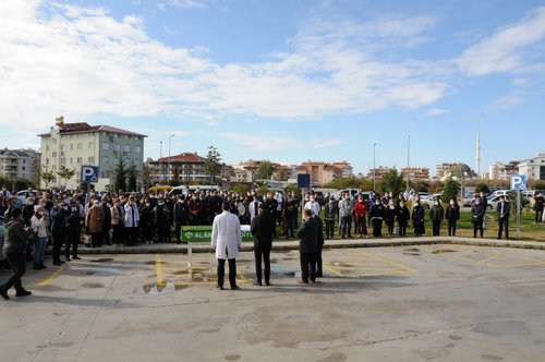 Beyin ölümü gerçekleşen Dr. Aliye Aydoğan için ALKÜ Hastanesi önünde tören yapıldı
