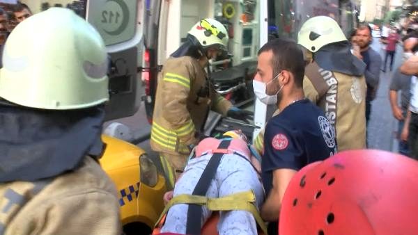 Beyoğlu'nda 3 katlı binanın çatısından düşen kadın ağır yaralandı