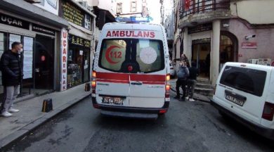 Beyoğlu’nda dehşet: Boğazından bıçaklayıp kaçtı