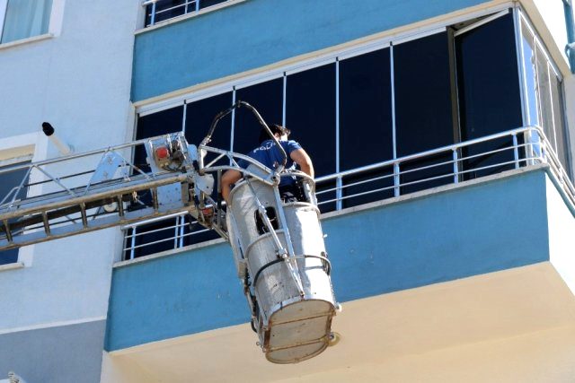 Bileklerini kesti, İtfaiye görevlileri son anda hayatını kurtardı