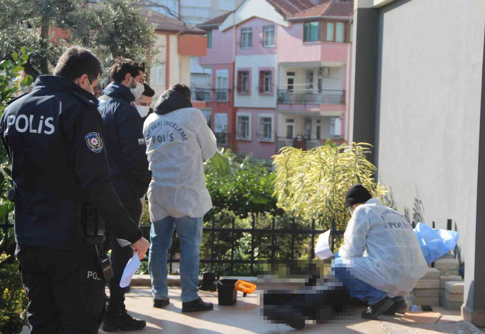 Bina bahçesinde bir kişinin cansız bedeni bulundu