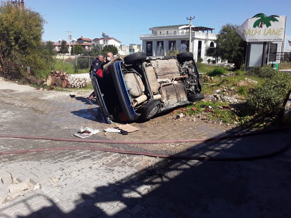 Bir başka otomobil ile çarpıştıktan sonra devrilen araç alev aldı