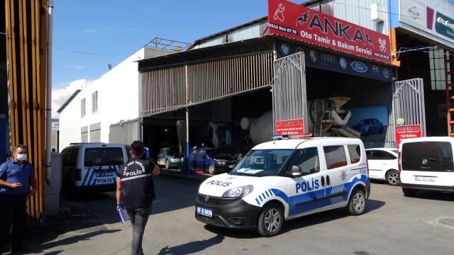 Bir işyerine otomobil içerisinden silahla ateş ederek kaçan şüpheliler, polisin takibi sonucunda 2 saat içerisinde yakalandı.