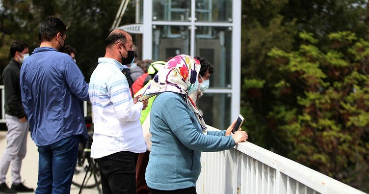 Bisikletlileri vatandaşlar üst geçitlerden ilgiyle izledi