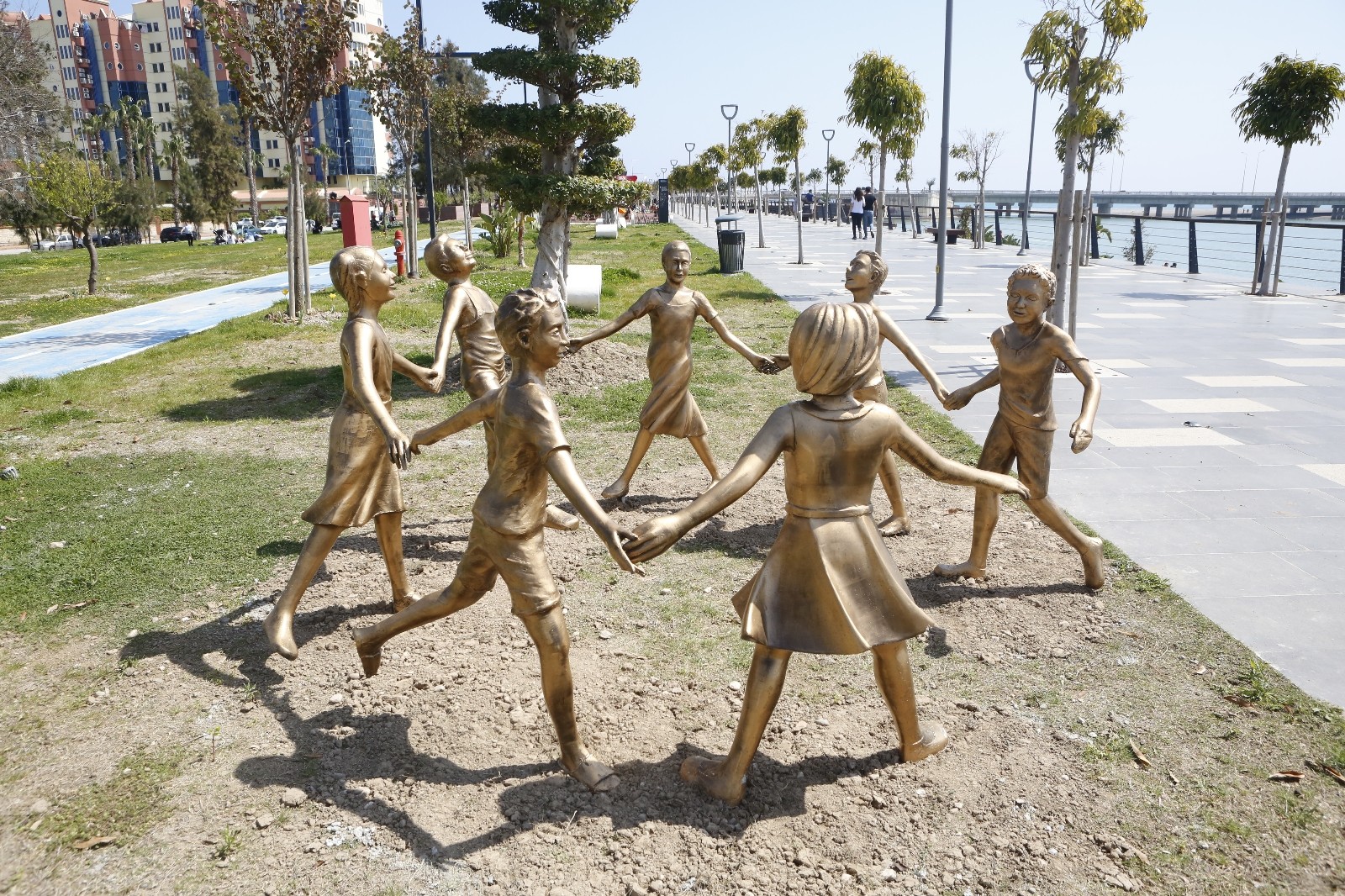 Boğaçayı Parkı’nda tahrip edilen el ele tutuşan çocuk heykelleri onarıldı
