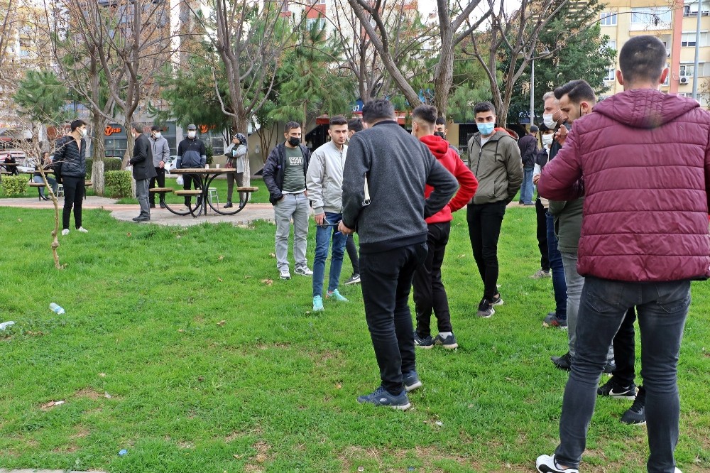 Borç verdiği kişi tarafından tabancayla iki bacağından vuruldu