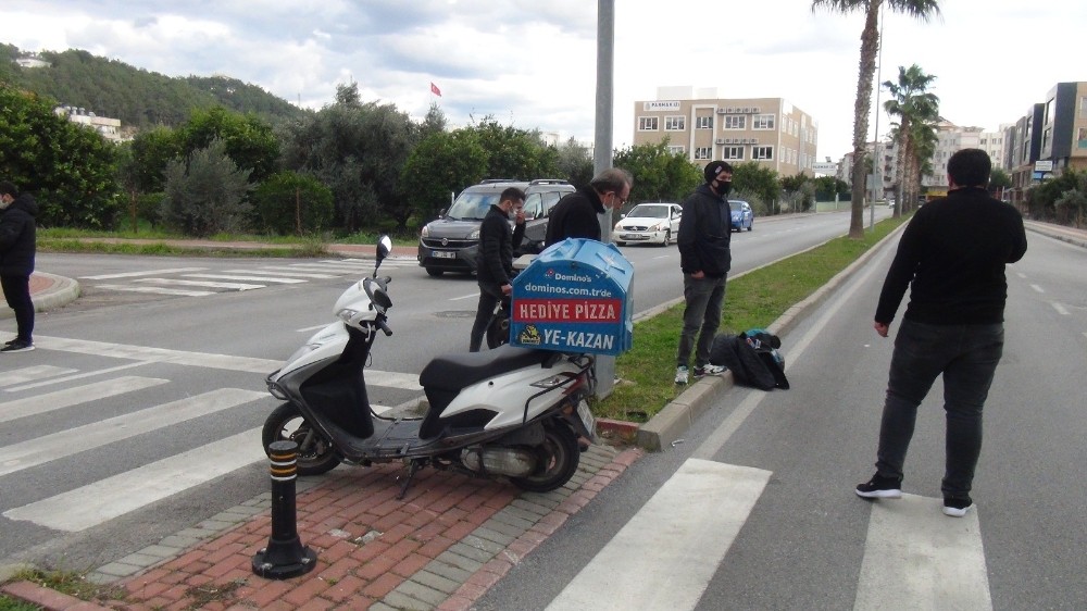 Boş caddede iki servis motoru çarpıştı. 2 yaralı