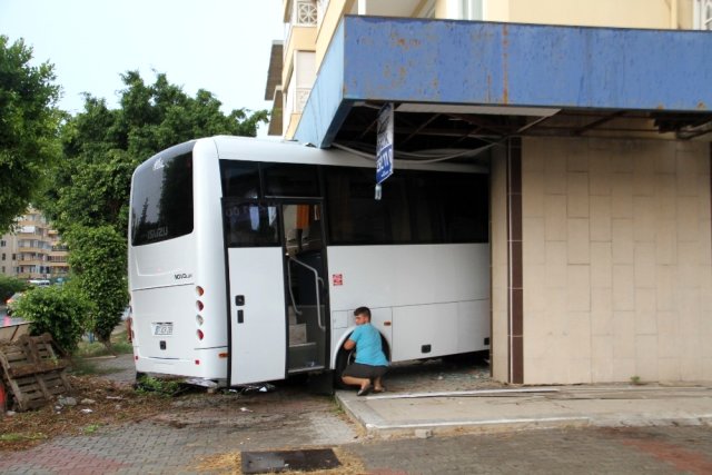 Boş dükkana giren otobüs bina sahiplerini ayağa kaldırdı