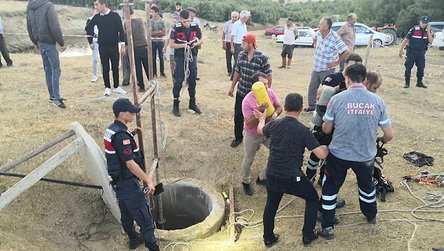  Bucak ilçesinde temizlemek amacıyla su kuyusuna giren 3 kişi oksijen yetersizliğinden yaşamını yitirdi.