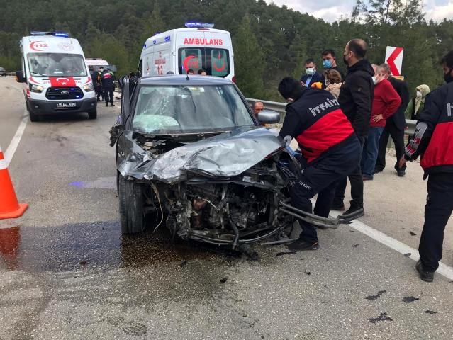 Bucak'ta iki otomobilin birbirine girdiği kazada 3 kişi yaralandı.