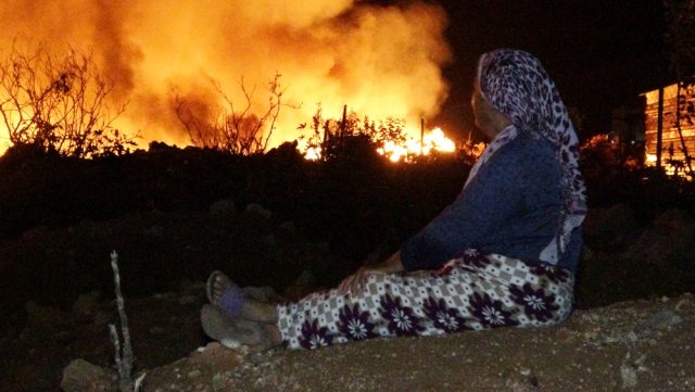 Budanmış kuru ağaç dallarının bulunduğu alanda çıkan yangın endişeye neden oldu