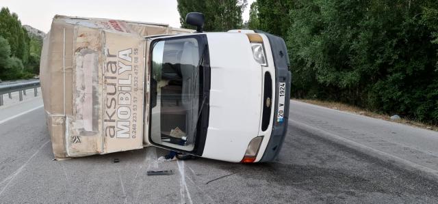 Burdur-Antalya Karayolu üzerinde kamyonet ile otomobilin çarpışması sonucu meydana gelen kazada 4 kişi yaralandı.