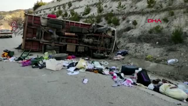 Burdur'da kamyonet yoldan çıkıp şarampole yan yattı 1 ölü 3 yaralı