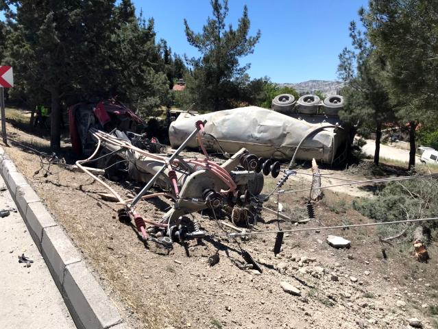 Burdur'da lastiği patlayan beton mikseri şarampole yuvarlandı.