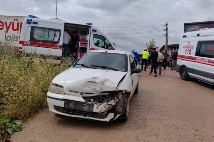 Bursa'da kontrolden çıkan tır 2 otomobile çarptı