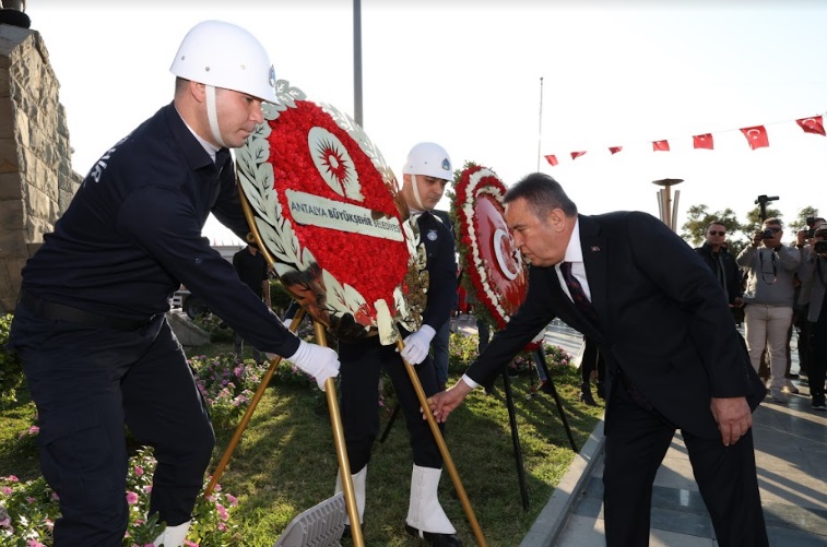 BÜYÜKŞEHİR ATA’YI SAYGI, SEVGİ VE ÖZLEMLE ANDI