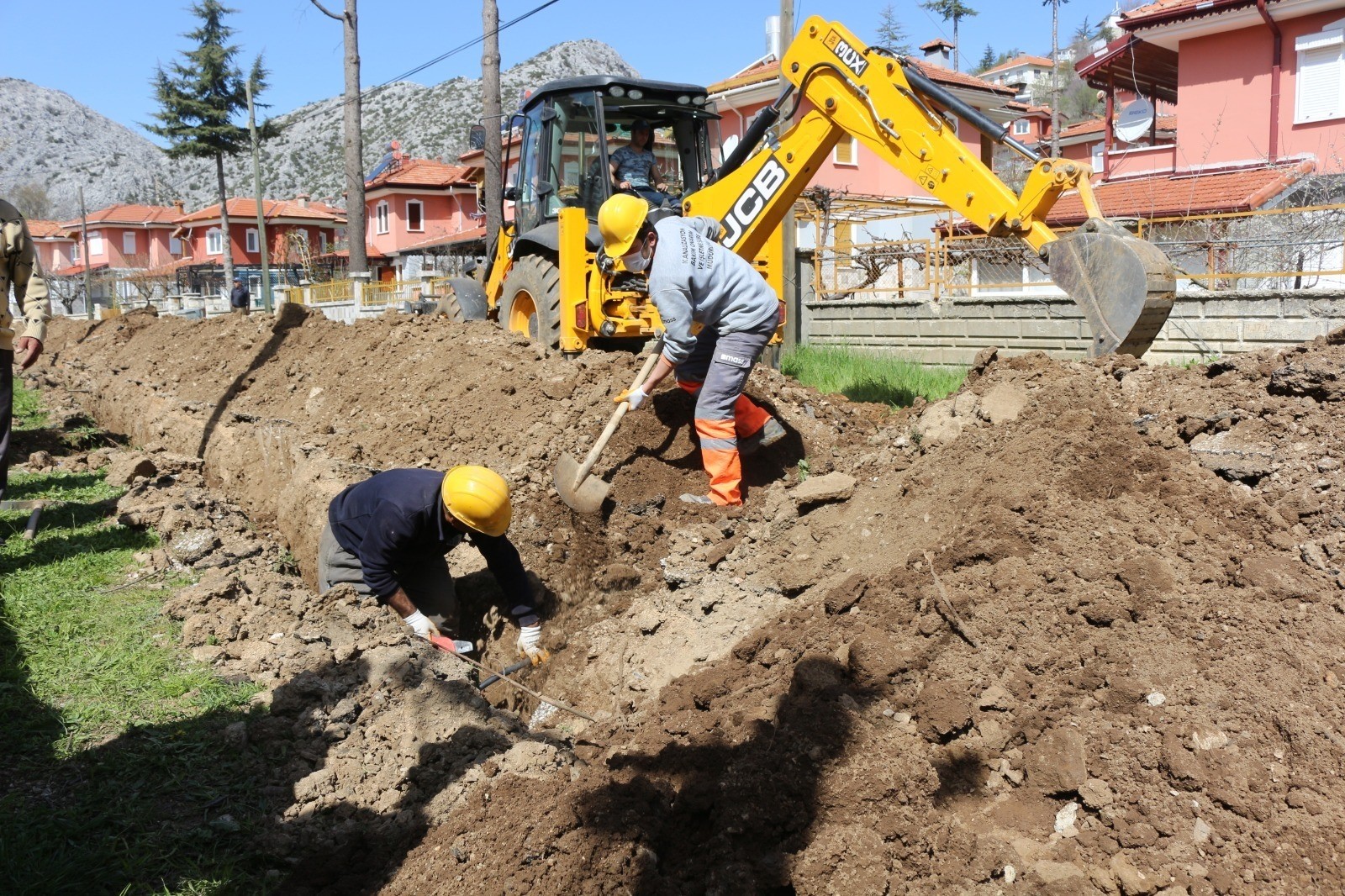 Büyükşehir Belediyesi İbradı Yukarı Mahalle Kooperatif evleri mevkiinin 30 yıllık içme suyu altyapısını yeniledi