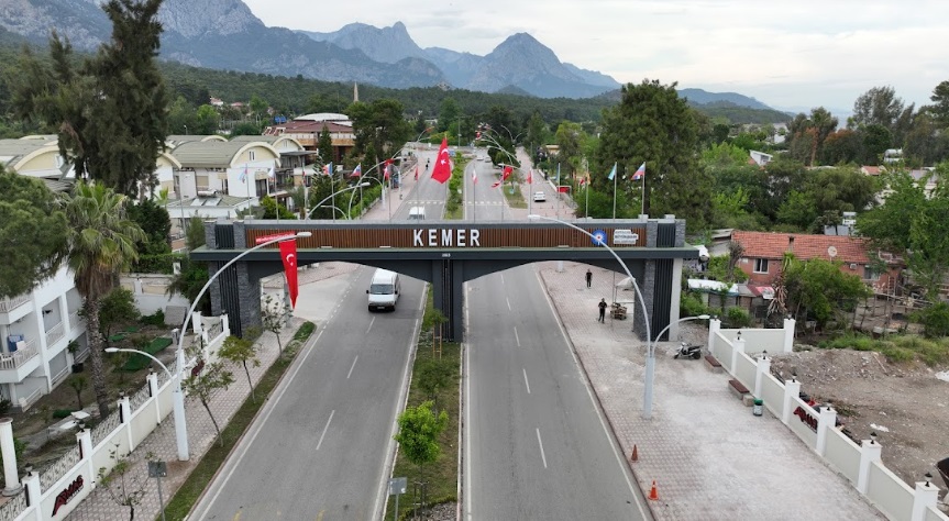 BÜYÜKŞEHİR BELEDİYESİ KEMER GİRİŞ TAKINI YENİLEDİ