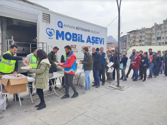 BÜYÜKŞEHİR BELEDİYESİ’NİN DEPREM BÖLGESİNE DESTEĞİ SÜRÜYOR