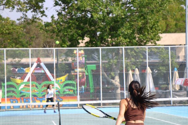 Büyükşehir Belediyesi’nin  ücretsiz kortlarıyla tenis keyfi 