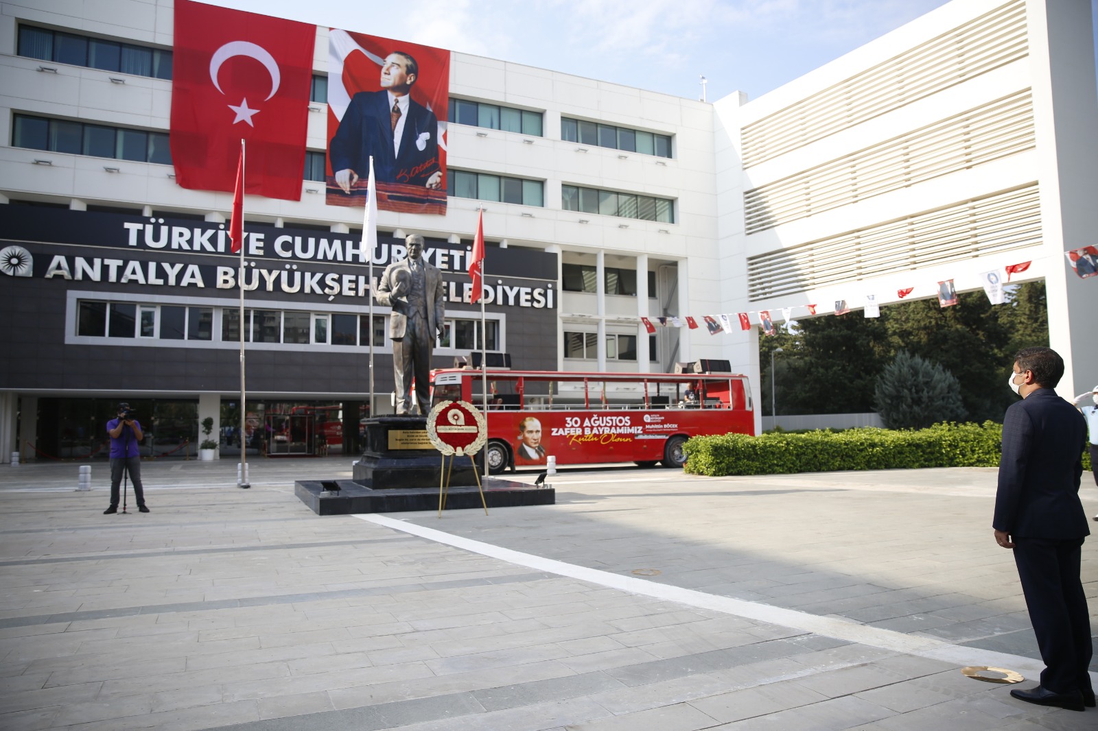 Büyükşehir Belediyesi önünde çelenk koyma töreni düzenlendi