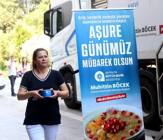 Büyükşehir’den 50 bin kişiye aşure ikramı