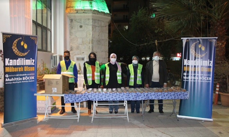 BÜYÜKŞEHİR’DEN BERAT KANDİLİ’NDE LOKMA VE HELVA İKRAMI