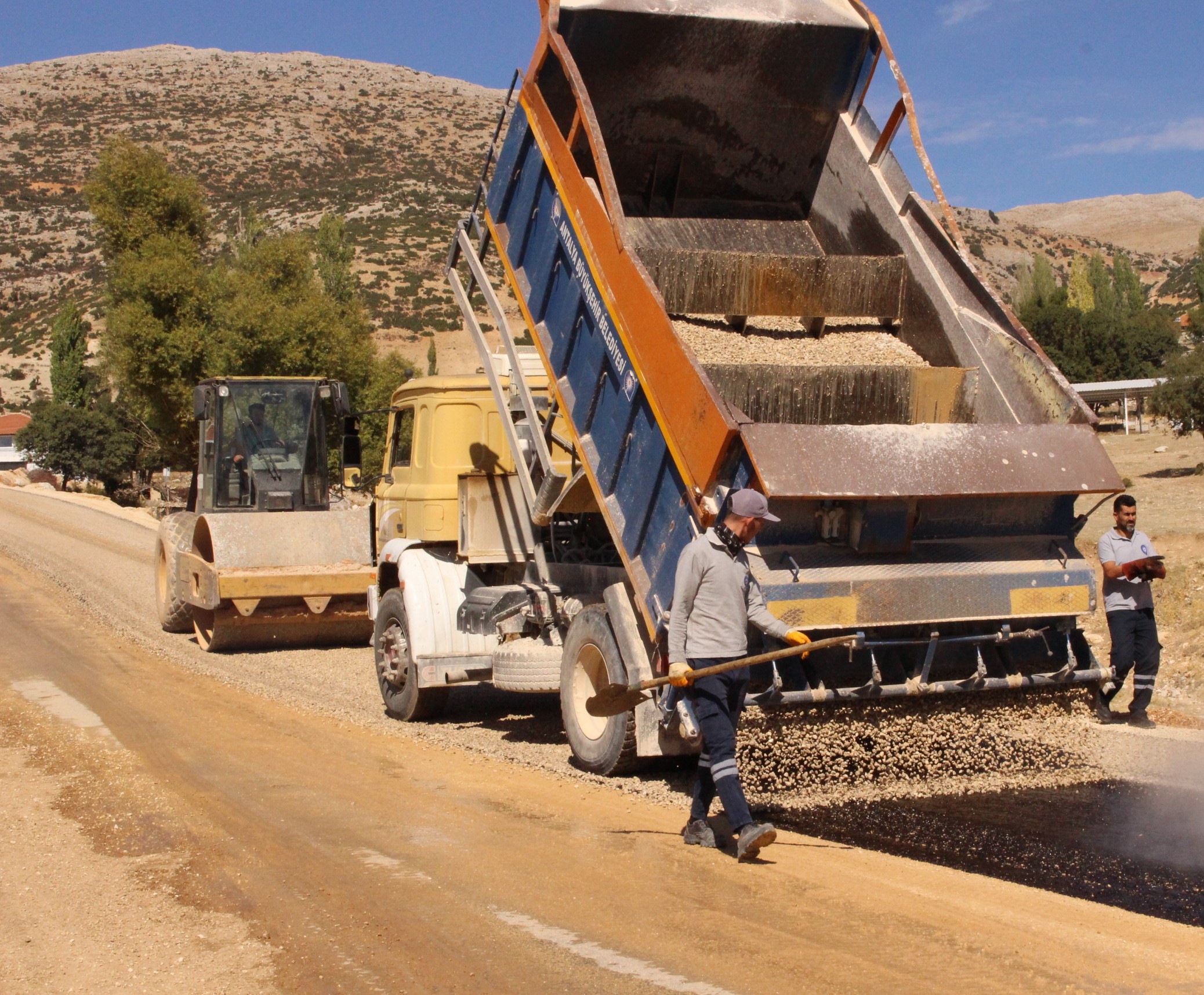 Büyükşehir'den Elmalı Bayındır'a asfalt