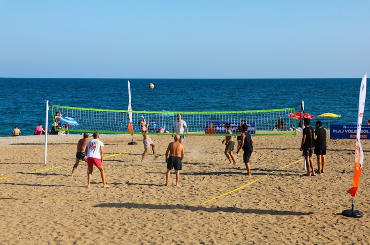 Büyükşehir’den Konyaaltı Plajı'na  Ücretsiz Plaj Voleybol Sahaları