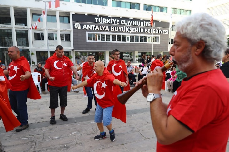 Büyükşehir’den özel gençlere davullu zurnalı asker uğurlaması