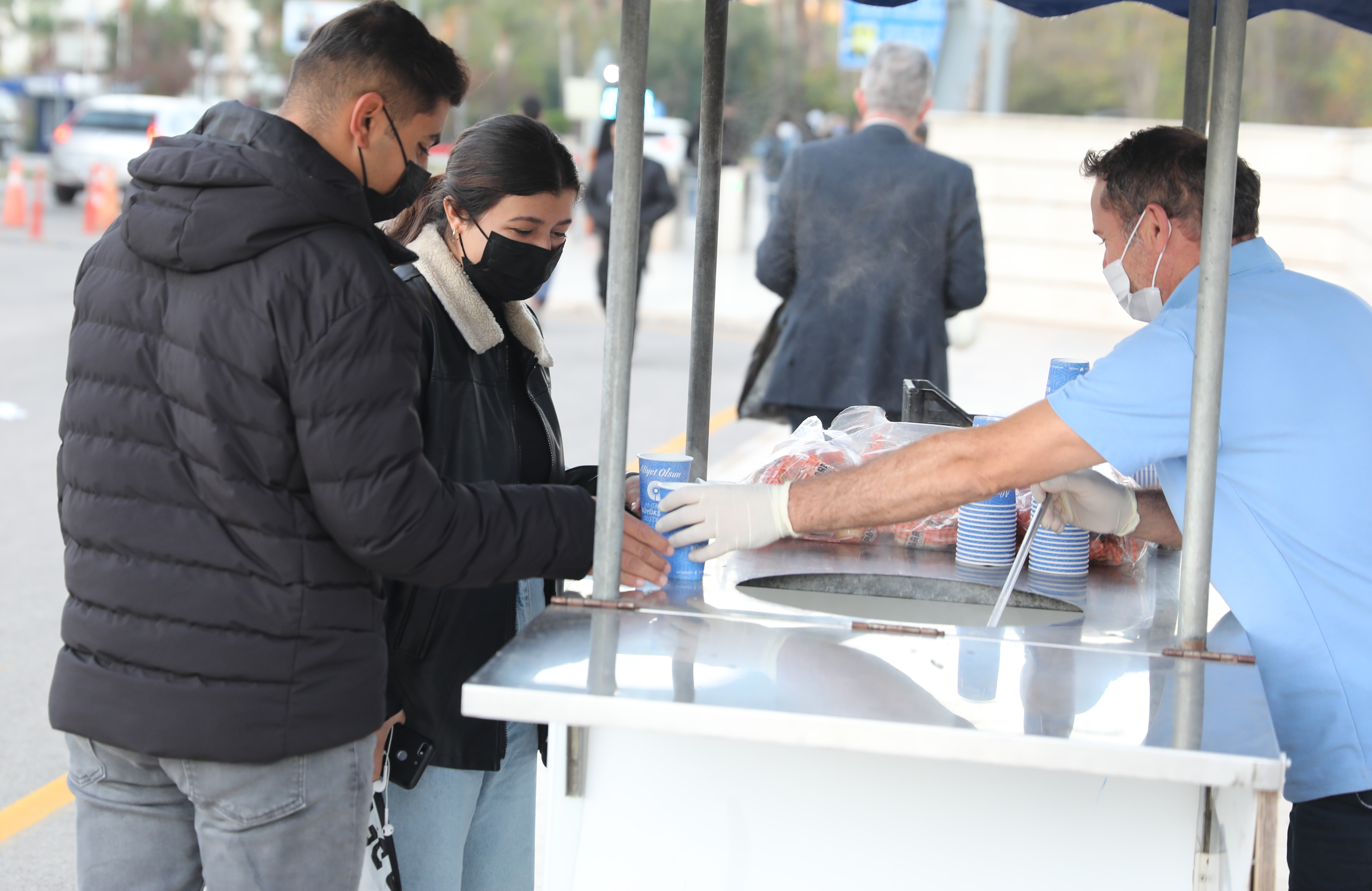 Büyükşehir'den üniversite öğrencilerine sıcak çorba