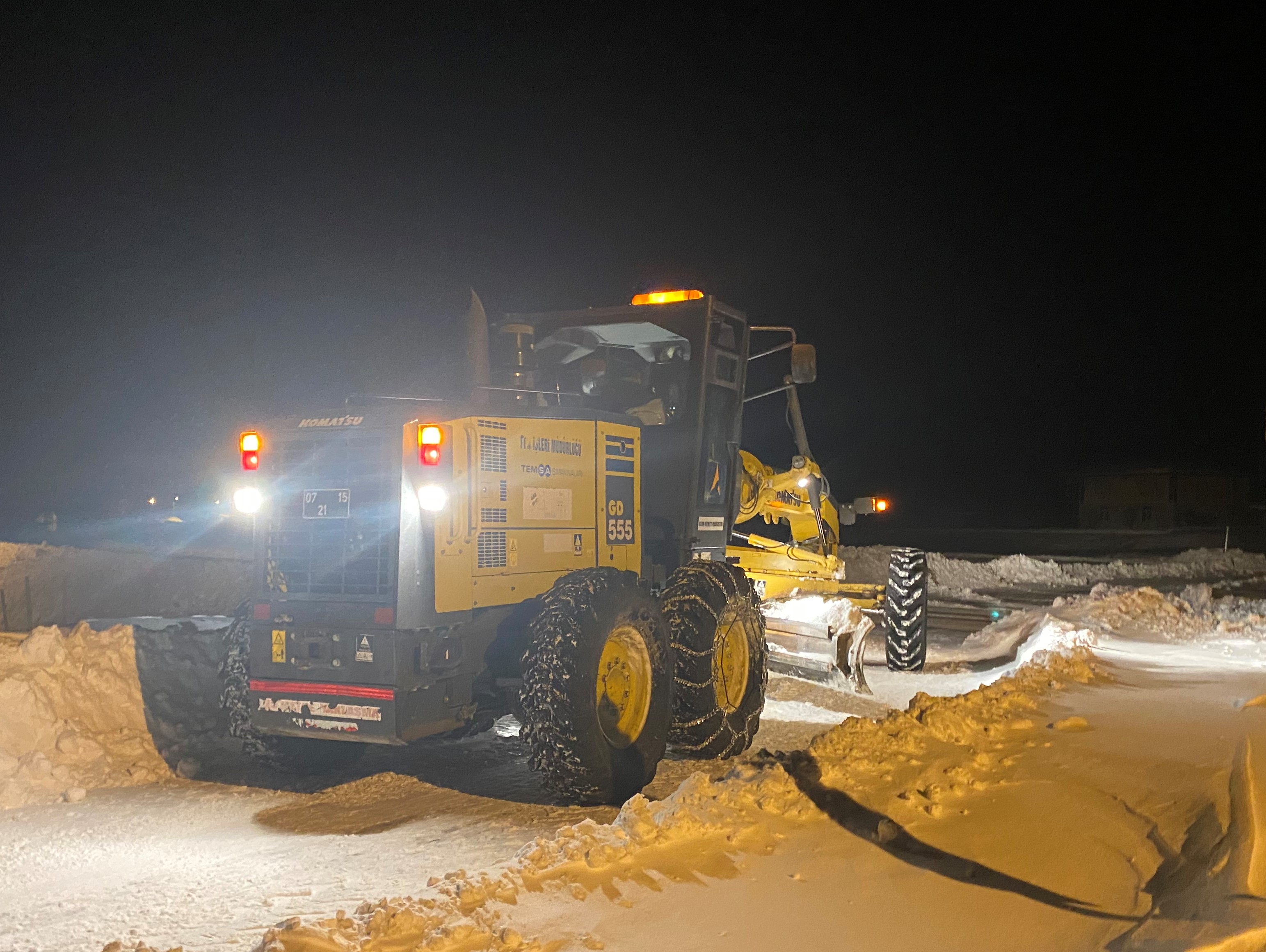 Büyükşehir ekipleri karla aralıksız mücadele ediyor