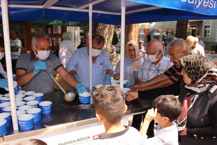 BÜYÜKŞEHİR’İN AŞURE İKRAMLARI SÜRÜYOR