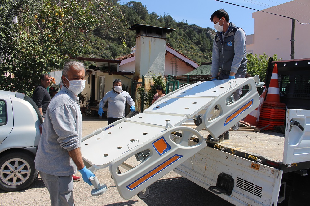 Büyükşehir’in hasta yatağı yardımları devam ediyor