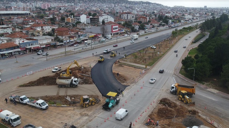 BÜYÜKŞEHİR’İN KAVŞAK DÜZENLEME ÇALIŞMALARI SÜRÜYOR