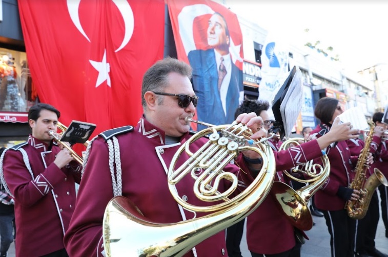 BÜYÜKŞEHİR, İSTİKLAL MARŞI’NIN KABULÜNÜN 101’İNCİ YILINI KUTLADI ANAOKULLU MİNİKLER KAPALIYOL’DA FLASHMOB ETKİNLİĞİ DÜZENLEDİ