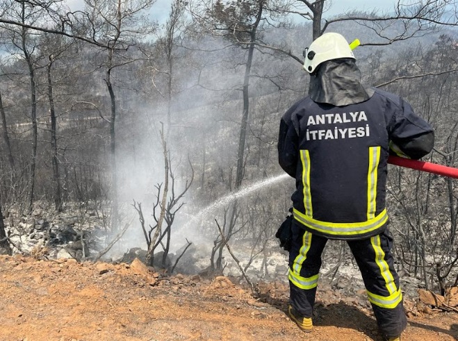 BÜYÜKŞEHİR İTFAİYESİ MARMARİS YANGININDA AKTİF GÖREV ALIYOR