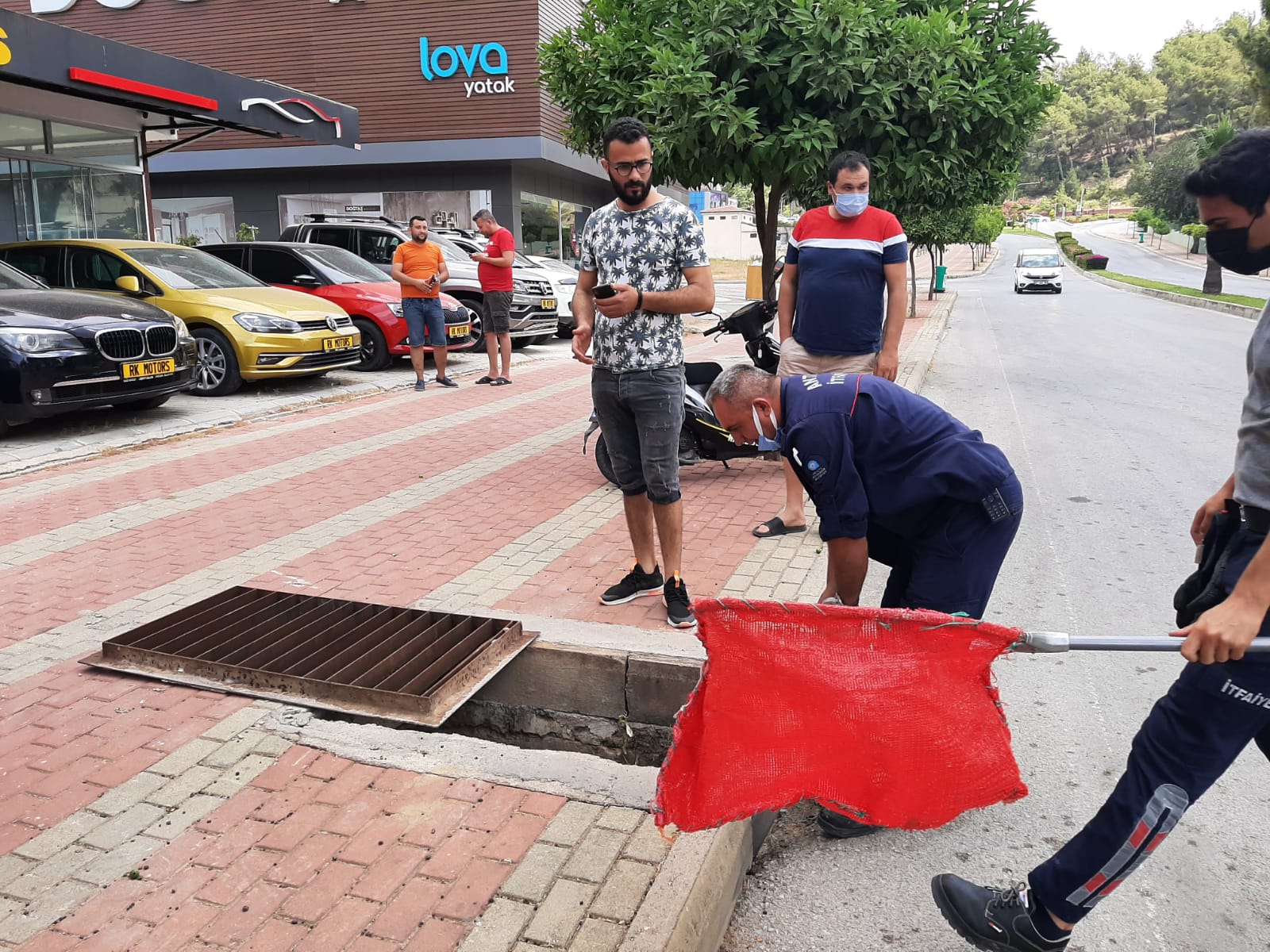 Büyükşehir itfaiyesinden kedi kurtarma operasyonu