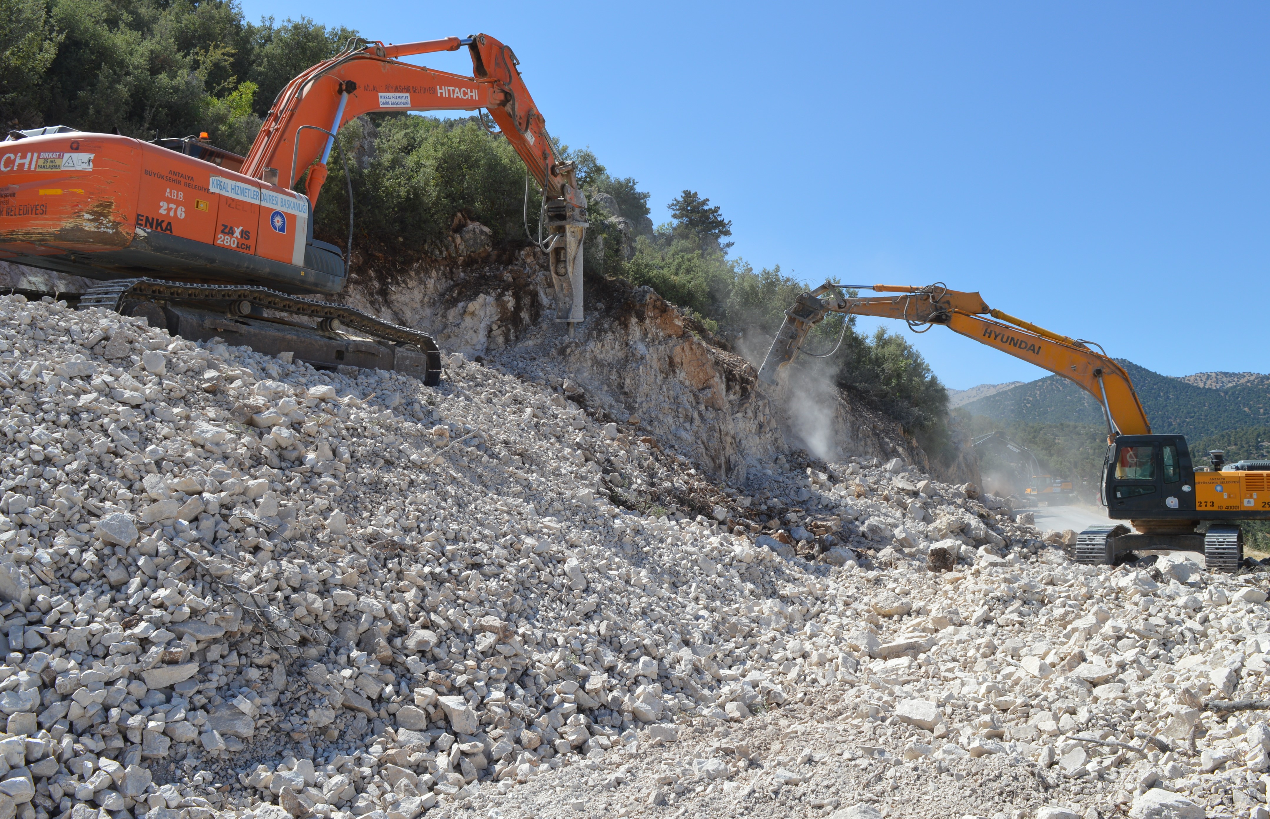 Büyükşehir Korkuteli'de yolları güvenli hale getiriyor